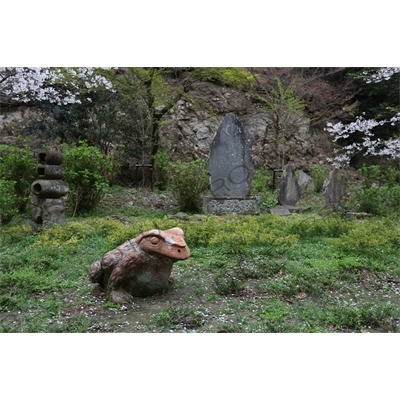 Frog Statue en route to Hansobo above Kencho-ji in Kamakura