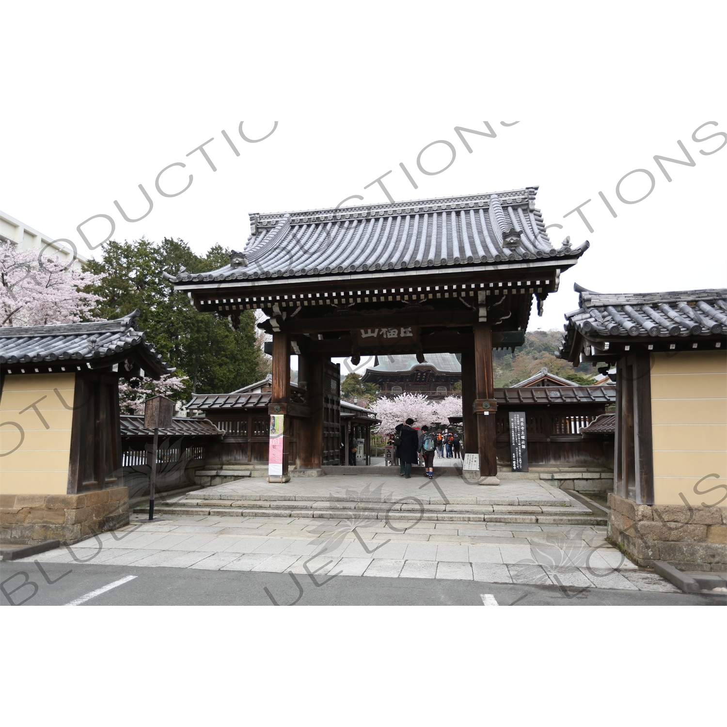 Entrance to Kencho-ji in Kamakura