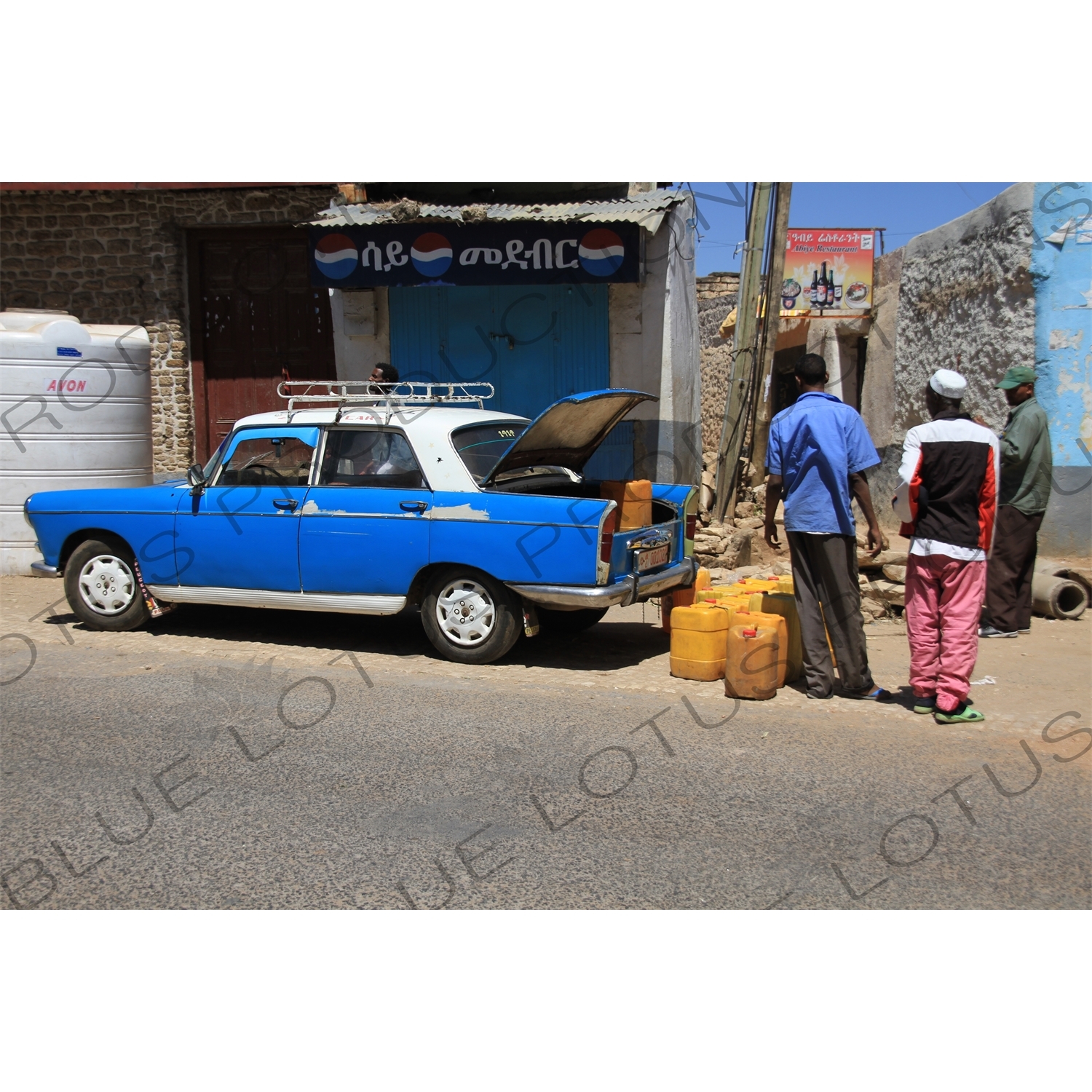 Men loading up a car in Harar