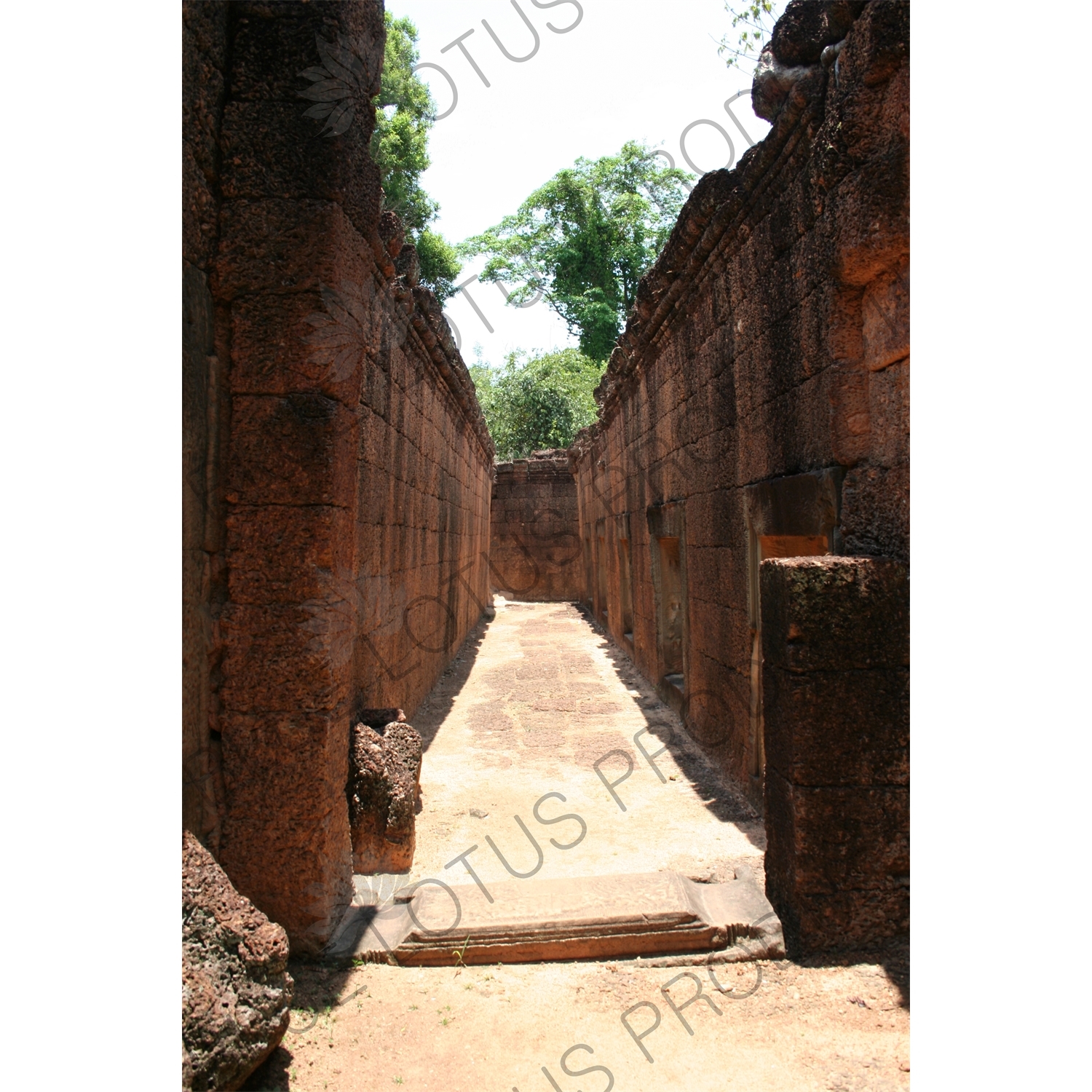 Corridor in Banteay Samre in Angkor