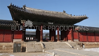 Myeongjeong Gate (Myeongjeongmun) at Changgyeong Palace (Changgyeonggung) in Seoul