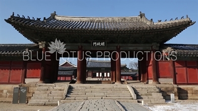 Myeongjeong Gate (Myeongjeongmun) at Changgyeong Palace (Changgyeonggung) in Seoul