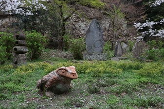 Frog Statue en route to Hansobo above Kencho-ji in Kamakura