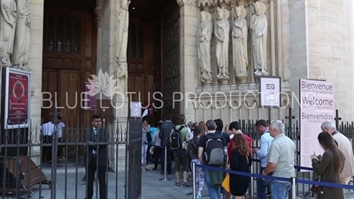 Notre-Dame Queue in Paris