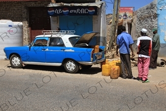 Men loading up a car in Harar