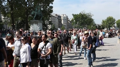 Notre-Dame Queue in Paris