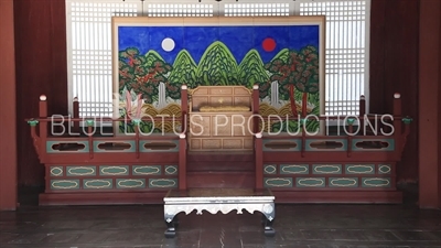 Throne in Sajeong Hall (Sajeongjeon) at Gyeongbok Palace (Gyeongbokgung) in Seoul